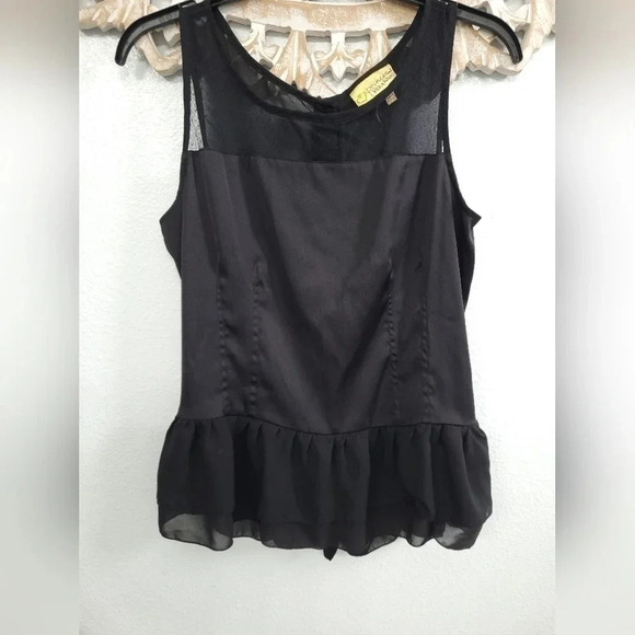 Princess Vera Wang Ruffle Bottom Top - Picture 2 of 12